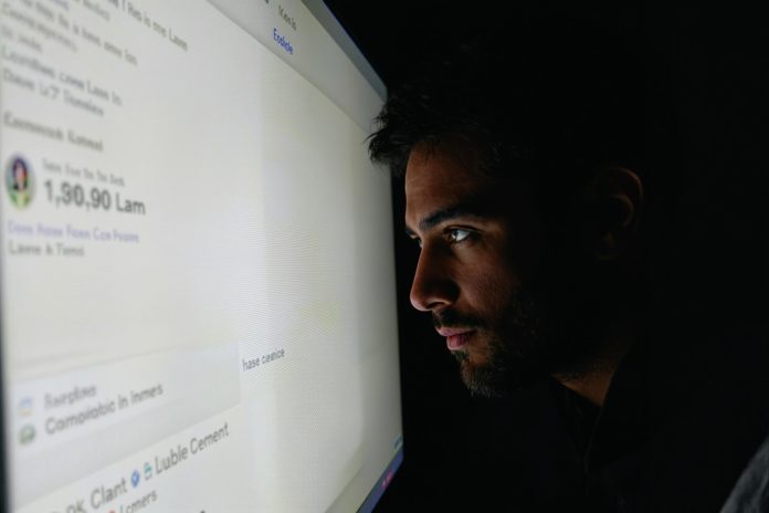 he-turns-ai-into-fake-experts-and-easy-online-cash