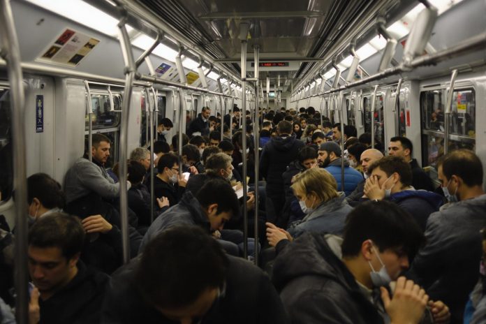 the-ai-attention-race-chatgpt-leads-gemini-gains-ground-daily